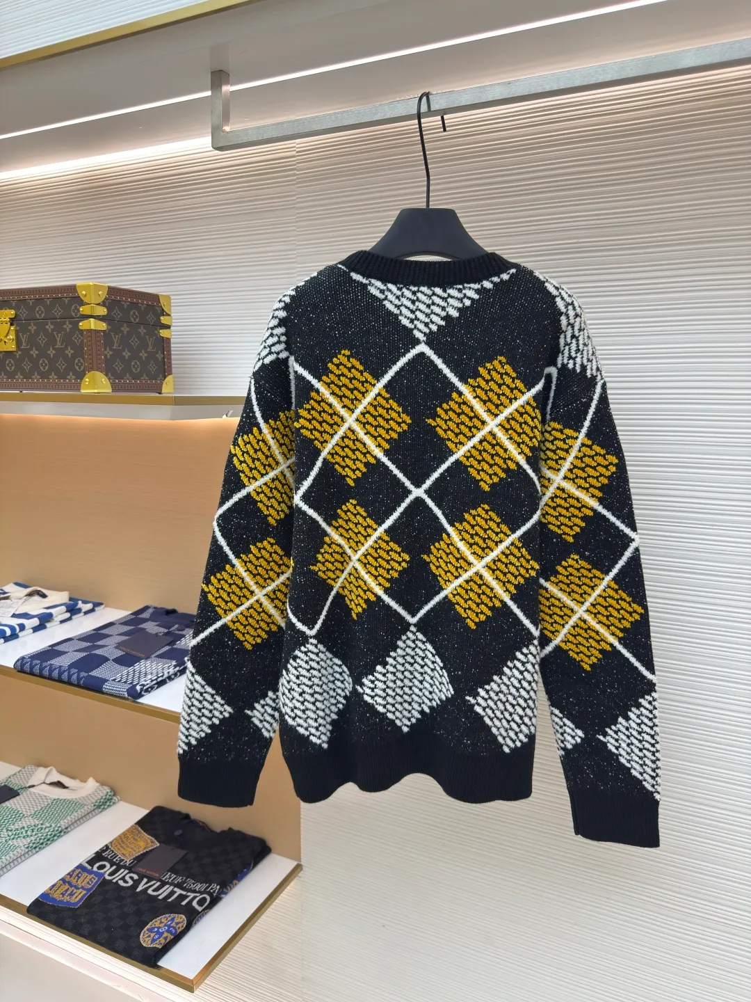 LOUIS VUITTON checkerboard checkered knitted sweater ●Authentic product: Purchased and developed for 14800 ●Item number: 1680234-B70 ●Fabric: wool blended fabric ●Technology: knitted ●Version: loose fit ●Weight: about 770 grams ●Size: XS-S-M-L ●Description: The white yarn is 50 wool special loop yarn, the black yarn is 28 count double-ply 50 wool blended yarn, the yellow yarn is 50 wool chenille, artificially finely patterned on the board, and the imported Stoll five-knitting machine is used to make the entire three-color sesame base jacquard process on the board. It is knitted using the latest wool-hanging machine. The newly knitted garment has many knots. It can be matched with the same style to create a fashionable look, and can be used in various occasions. It has customized accessories and complete three standards. It is the same style for men and women!